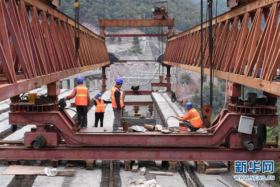(經濟)(6)昆楚高速公路岔河特大橋架梁忙