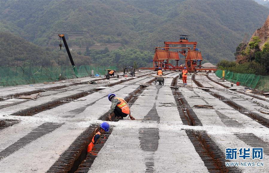 (經濟)(2)昆楚高速公路岔河特大橋架梁忙