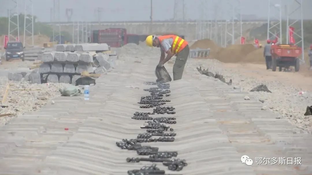 鄂爾多斯又一重要煤炭鐵路專運線開始鋪軌