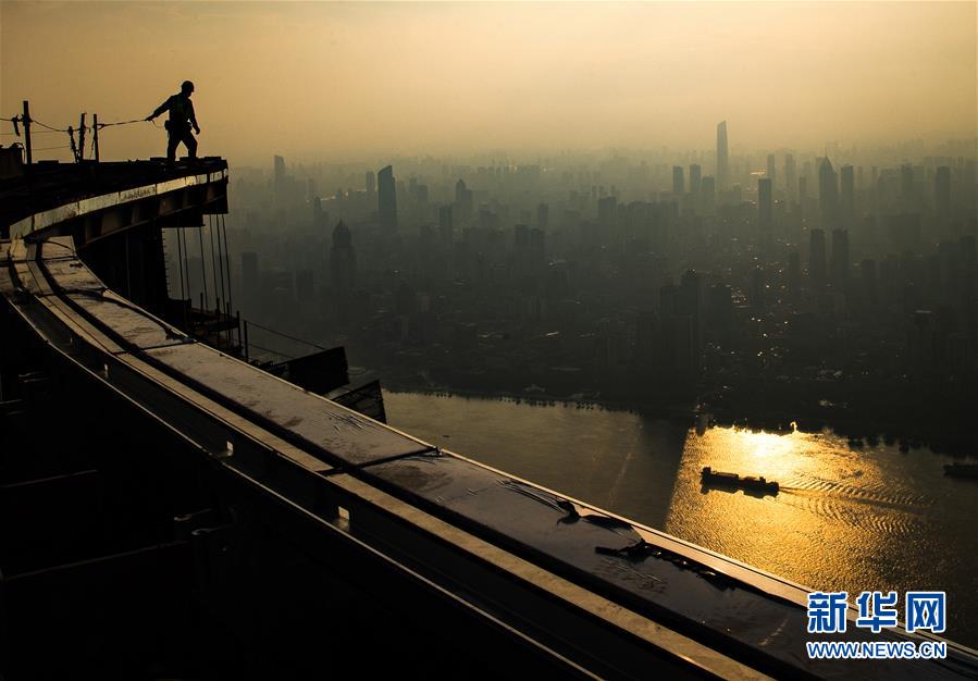 （圖片故事&middot;高溫下的勞動者）（1）俯瞰長江的建設者