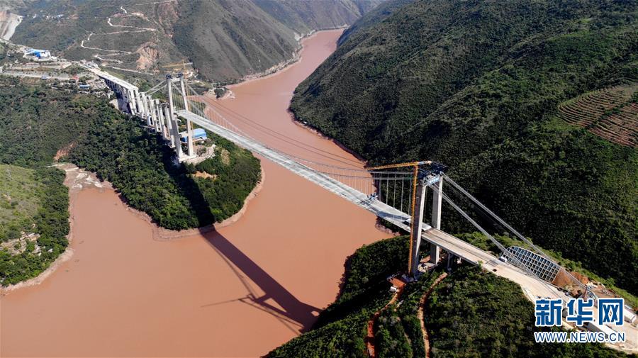 (專發(fā)新華網(wǎng)云南、客戶端)云南紅河高速公路懸索特大橋主跨成功合龍