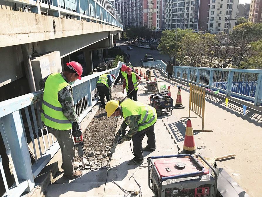 階改坡 路更暢 經六路跨鐵路橋通車16年后，輔道進行大改造上行方向左半幅階梯改坡道，下行方向新建坡道