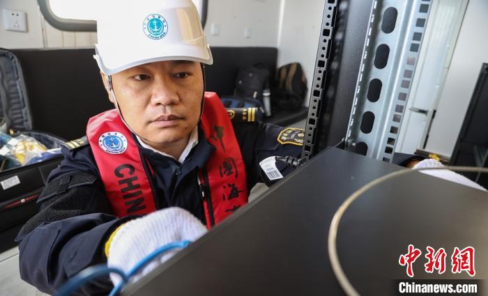 圖為基站工作人員檢測網絡跳線?！↓嬸﹪?攝 攝