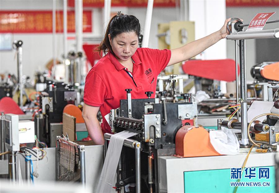 （新華視界）（1）&ldquo;禁塑&rdquo;倒計時  全生物降解袋生產忙