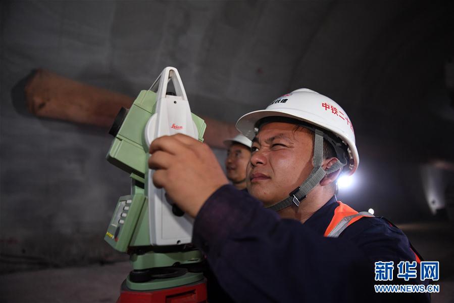 (經(jīng)濟(jì))(4)重慶首座下穿機(jī)場鐵路隧道貫通