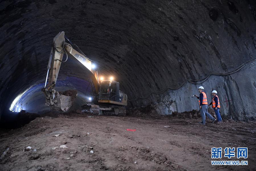(經(jīng)濟(jì))(3)重慶首座下穿機(jī)場鐵路隧道貫通