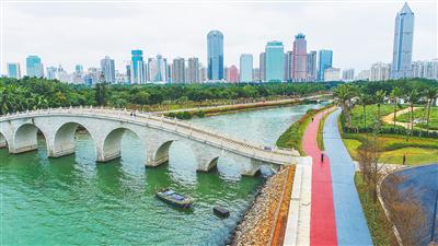 海口灣暢通工程&ldquo;三道&rdquo;（漫步道、跑步道、騎行道）近日正式對外開放。 本報記者 張茂 攝