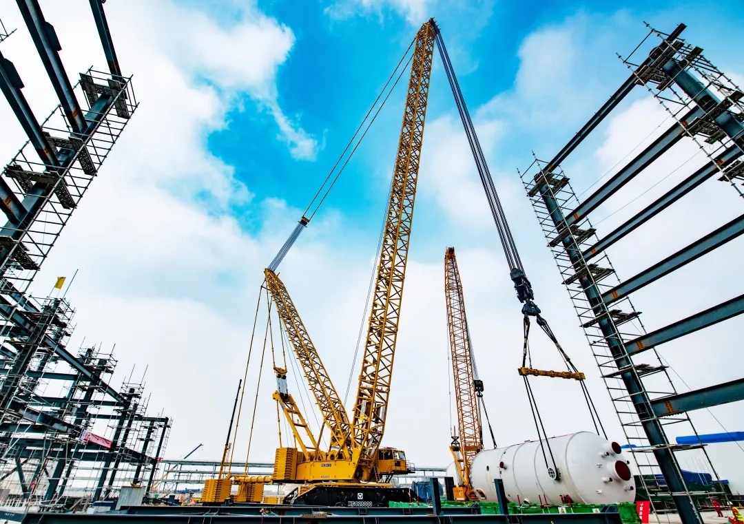 2020年5月徐工第四臺2000噸級履帶起重機XGC28000在連云港盛虹煉化一體化項目成功首吊